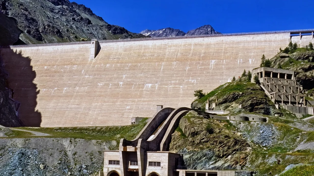 Dam and water conservancy works with temporary on-site aggregate production