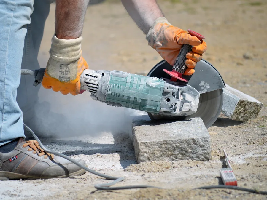 Crushed granite aggregate, hard and abrasive feed for a tire mounted mobile crusher
