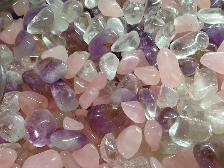 Quartz and quartzite rock, high silica content and high abrasion index