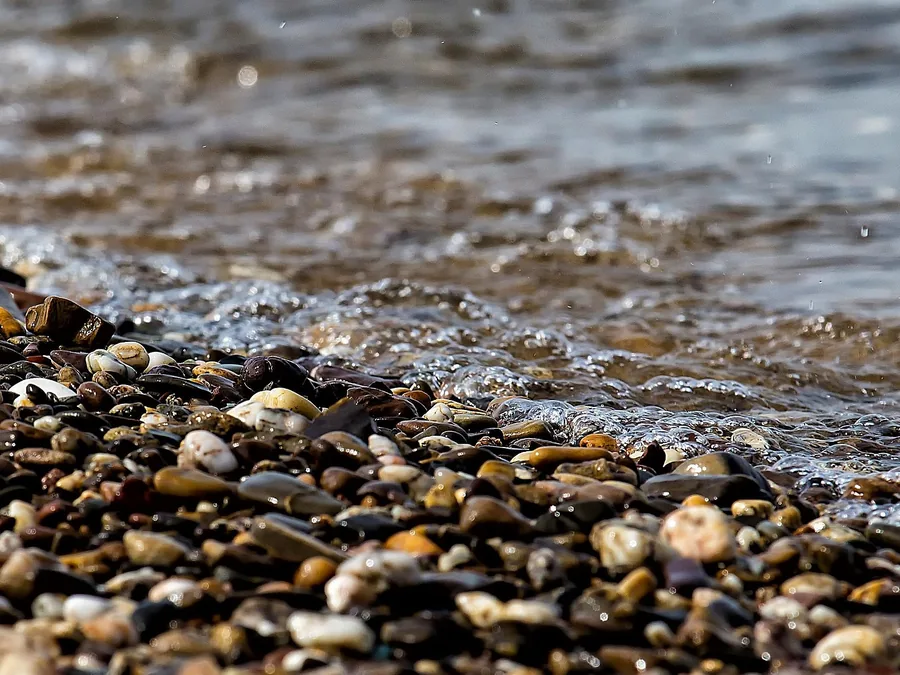 Rounded river pebbles and cobbles used as natural aggregate feed