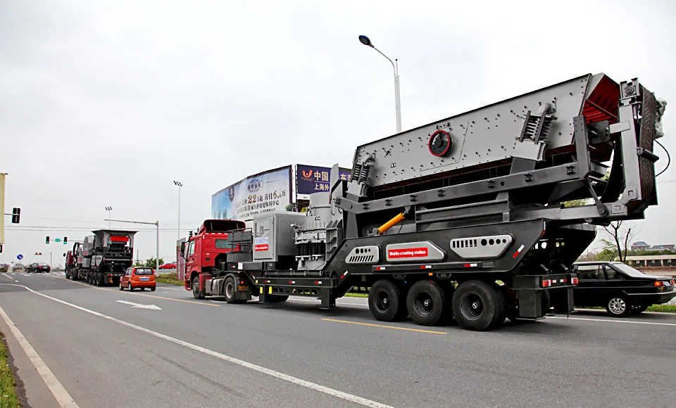 Impact crusher module on a trailer mobile crushing plant for medium-hard stone