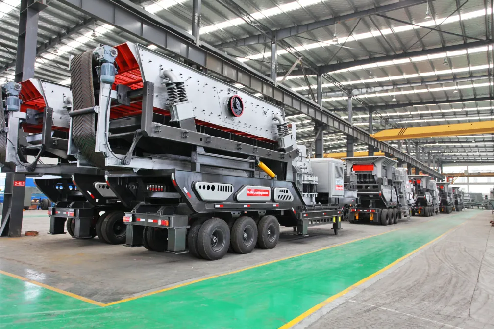 Screening module of a wheeled portable crushing station separating sized aggregate